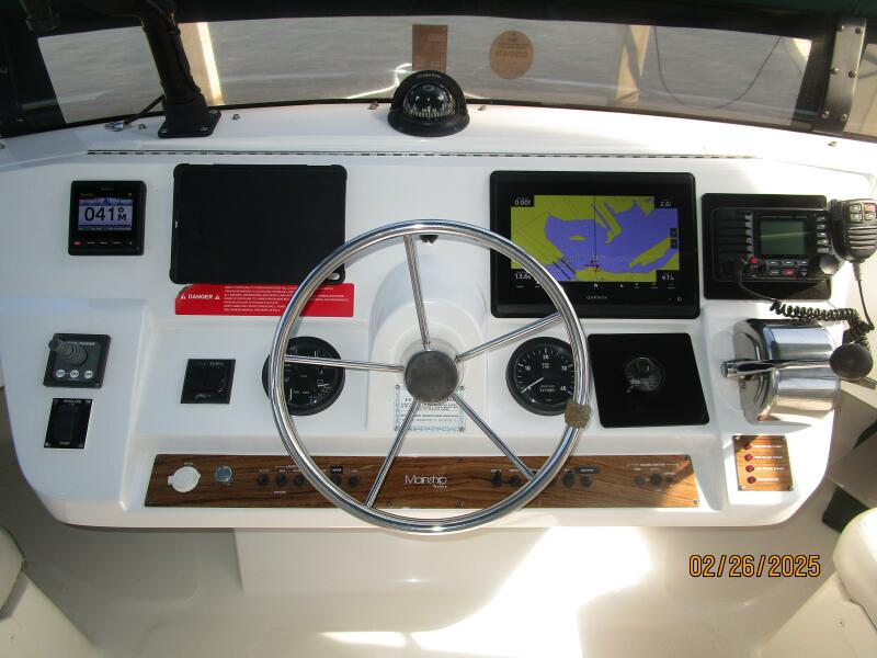 39' Mainship flybridge helm2
