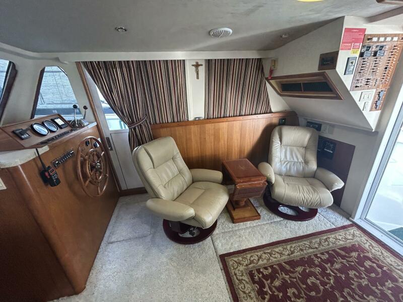 39' Mainship salon starboard