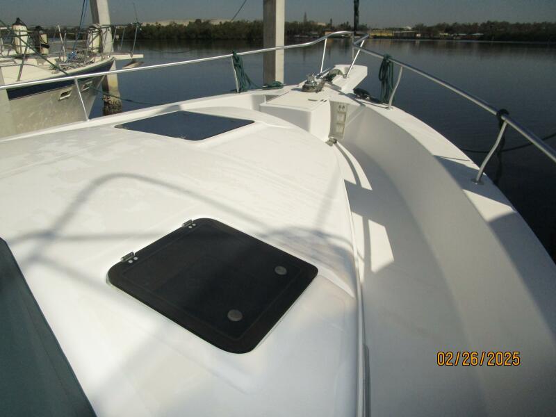 39' Mainship foredeck2