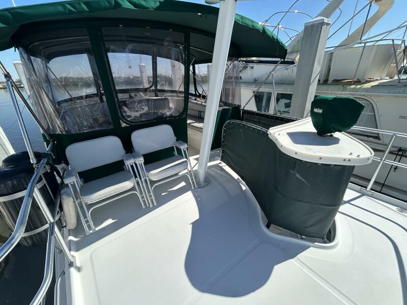 39' Mainship sundeck forward