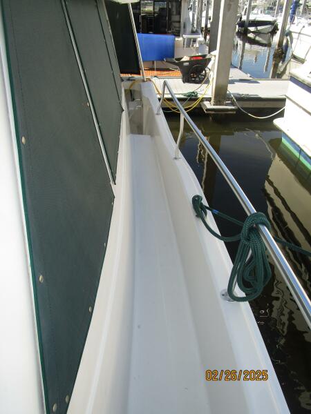 39' Mainship port side deck1