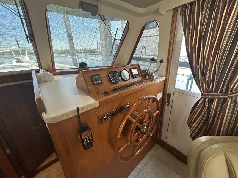 39' Mainship lower helm1