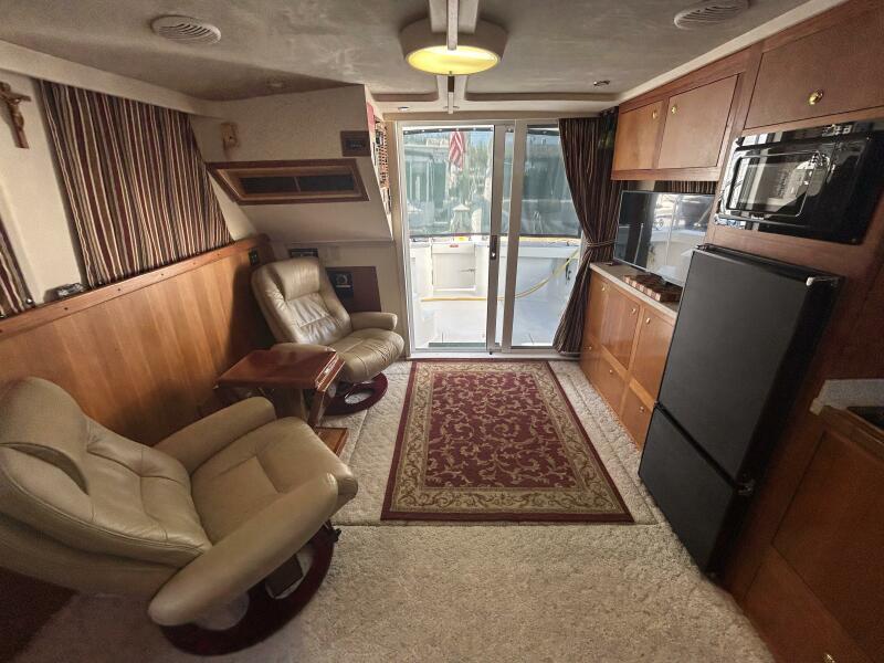 39' Mainship salon aft