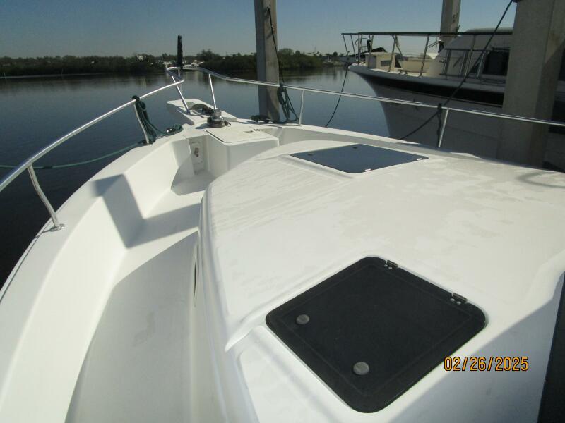 39' Mainship foredeck1