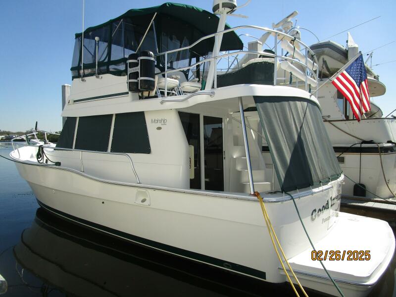 39' Mainship port aft profile