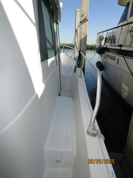 39' Mainship starbaord side deck2