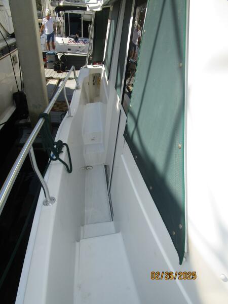 39' Mainship starboard side deck1
