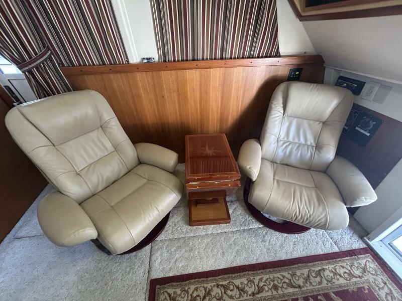 39' Mainship salon seating