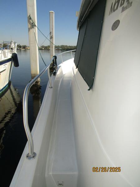 39' Mainship port side deck2