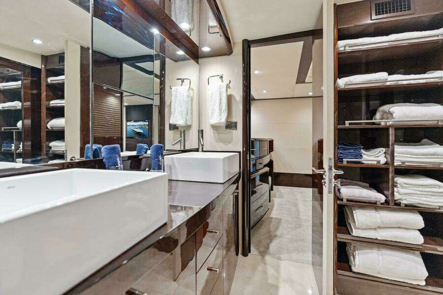Liquid Asset 78ft Lazzara Yachts Yacht For Sale