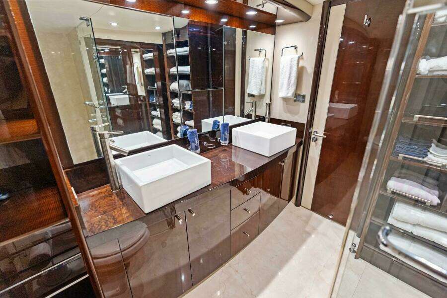Liquid Asset 78ft Lazzara Yachts Yacht For Sale