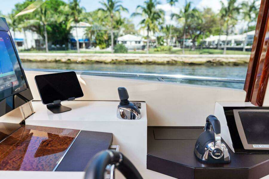 Liquid Asset 78ft Lazzara Yachts Yacht For Sale