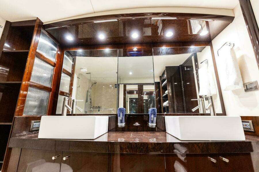Liquid Asset 78ft Lazzara Yachts Yacht For Sale