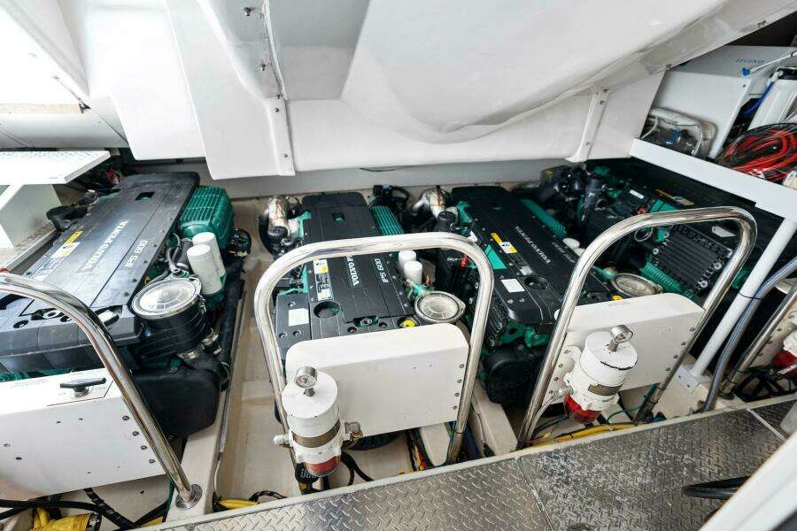 Liquid Asset 78ft Lazzara Yachts Yacht For Sale