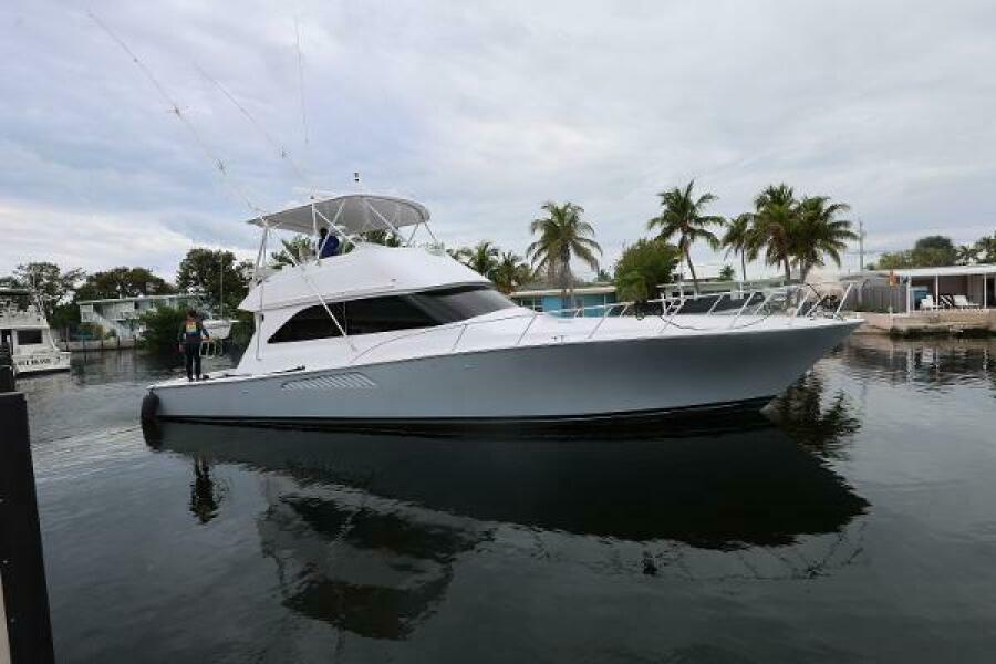 52' 2005 Viking 52 Convertible