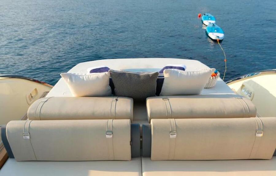 46' 2023 Invictus TT460