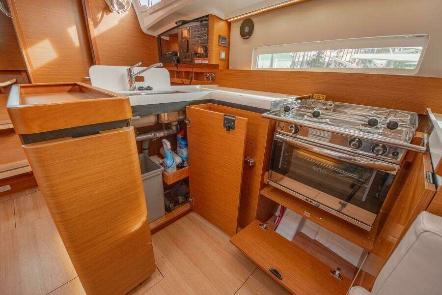 Knot 4 Sail 41ft Jeanneau Yacht For Sale