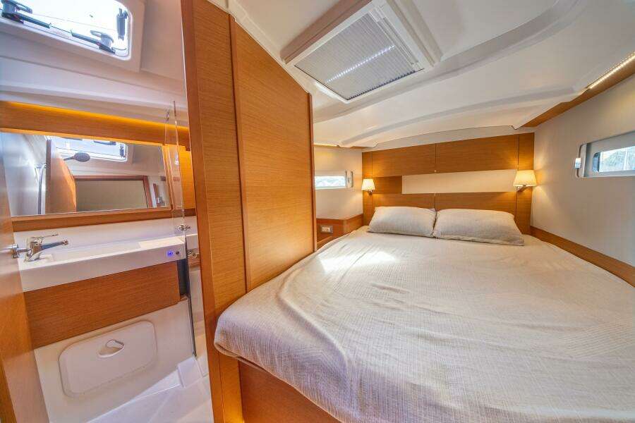 Knot 4 Sail 41ft Jeanneau Yacht For Sale