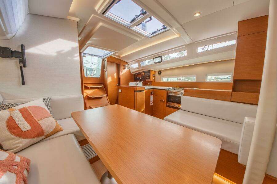 Knot 4 Sail 41ft Jeanneau Yacht For Sale