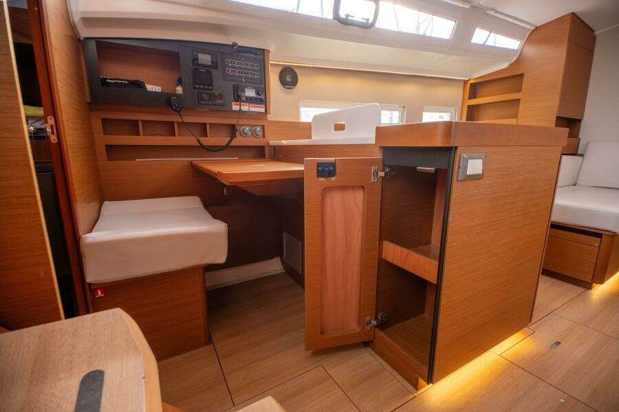 Knot 4 Sail 41ft Jeanneau Yacht For Sale