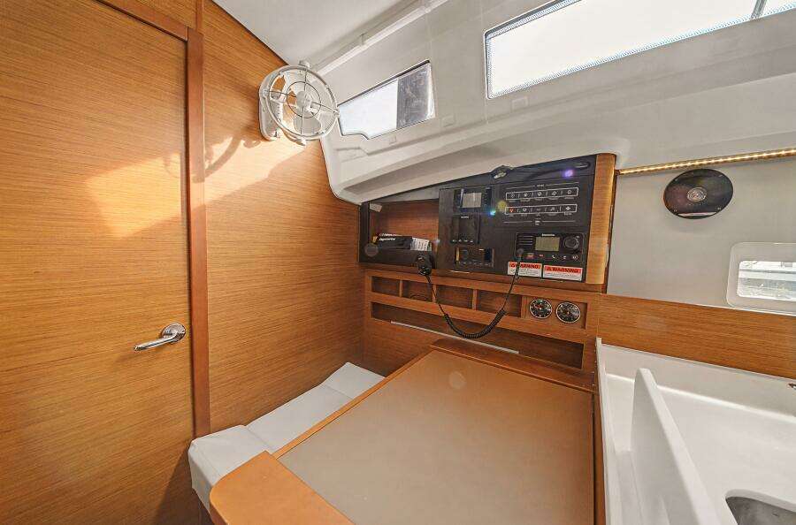 Knot 4 Sail 41ft Jeanneau Yacht For Sale