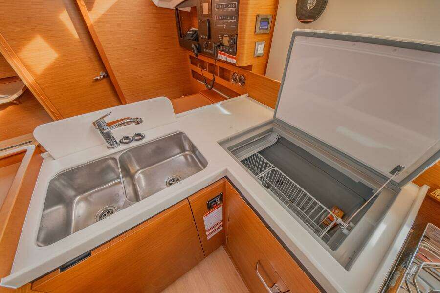 Knot 4 Sail 41ft Jeanneau Yacht For Sale