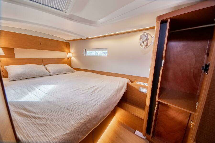 Knot 4 Sail 41ft Jeanneau Yacht For Sale