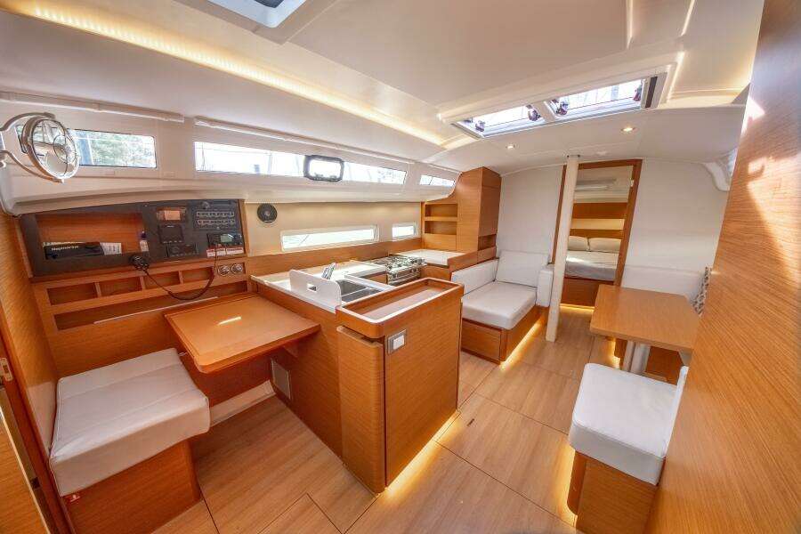 Knot 4 Sail 41ft Jeanneau Yacht For Sale