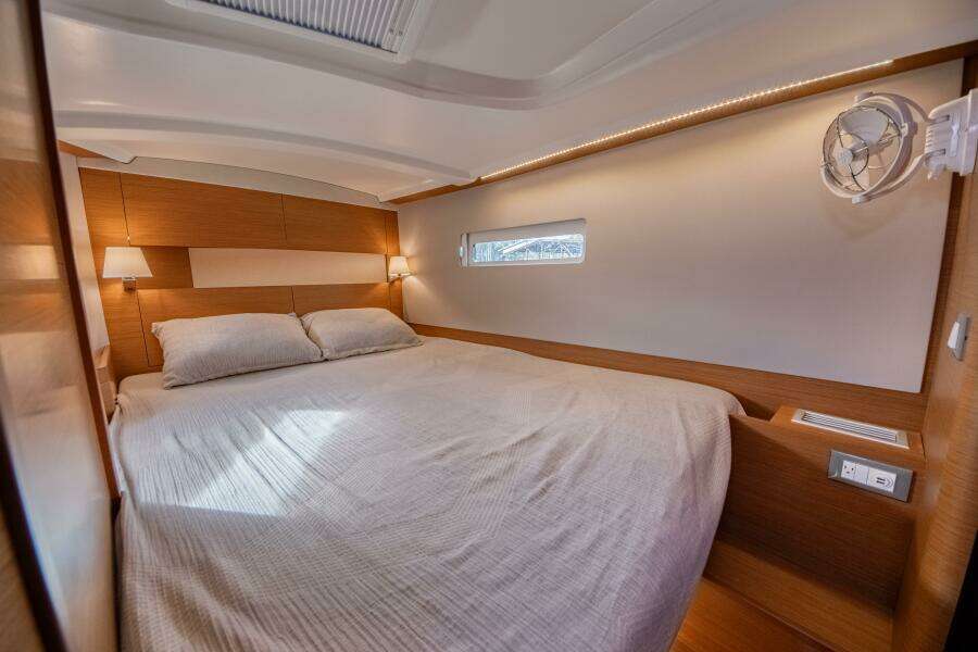 Knot 4 Sail 41ft Jeanneau Yacht For Sale