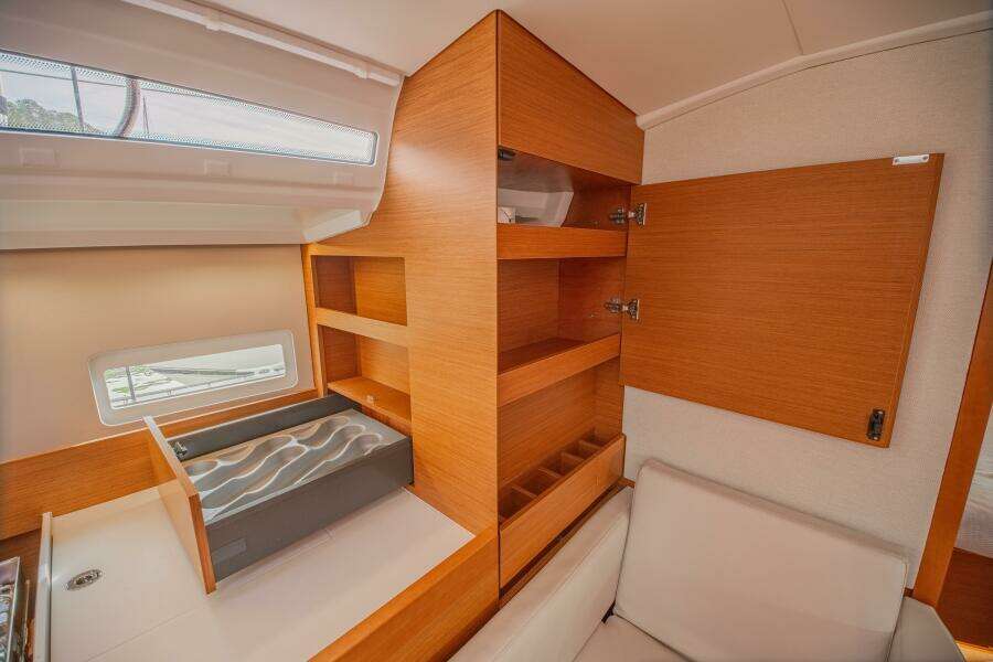 Knot 4 Sail 41ft Jeanneau Yacht For Sale