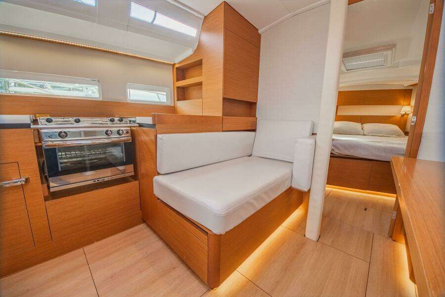 Knot 4 Sail 41ft Jeanneau Yacht For Sale