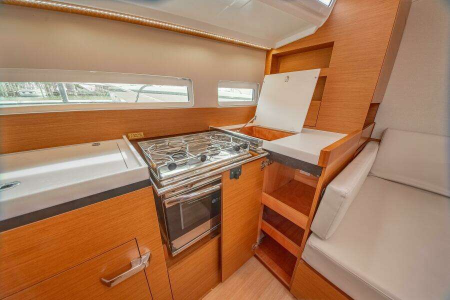 Knot 4 Sail 41ft Jeanneau Yacht For Sale