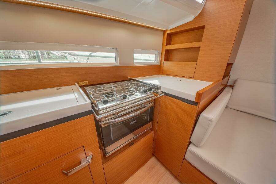 Knot 4 Sail 41ft Jeanneau Yacht For Sale