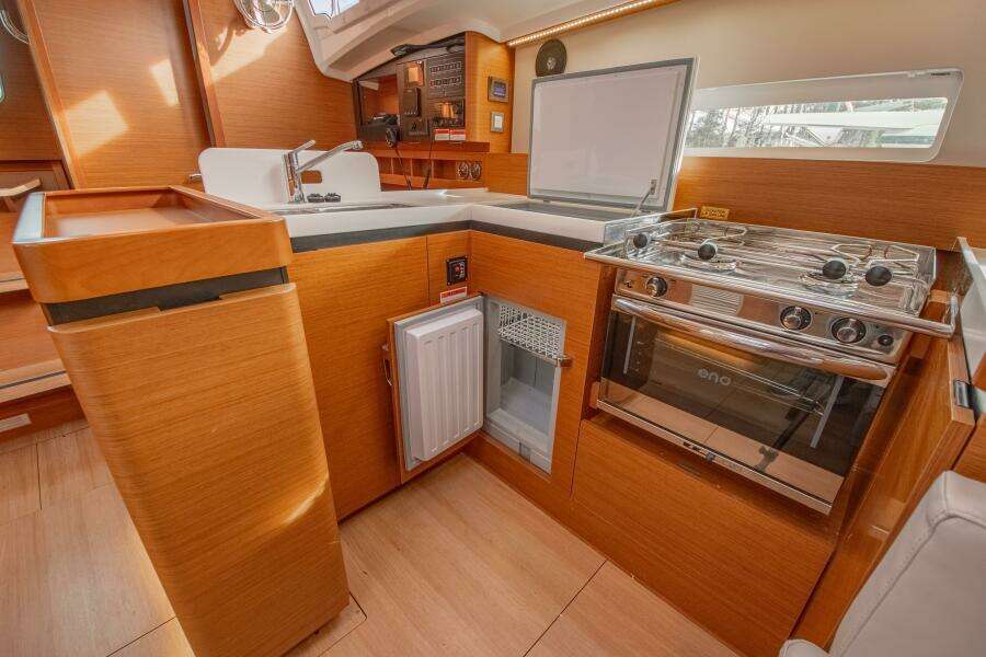 Knot 4 Sail 41ft Jeanneau Yacht For Sale