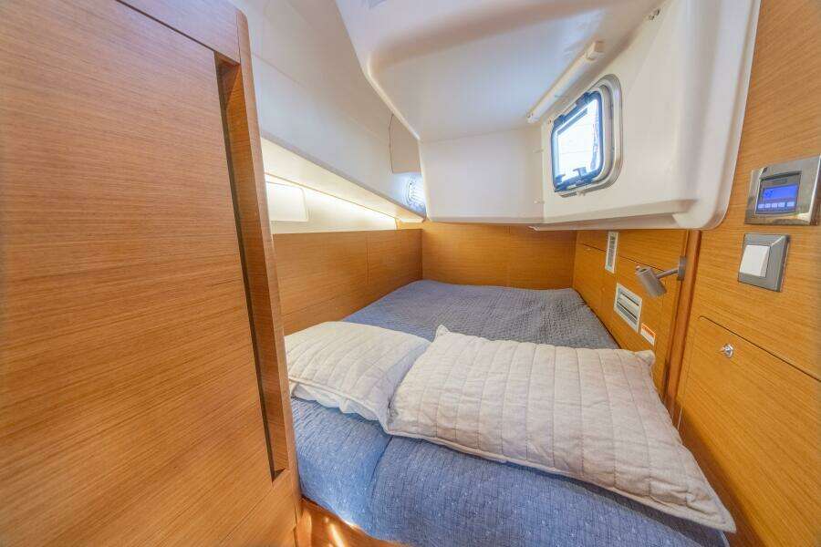 Knot 4 Sail 41ft Jeanneau Yacht For Sale