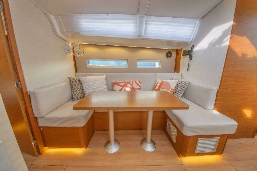 Knot 4 Sail 41ft Jeanneau Yacht For Sale