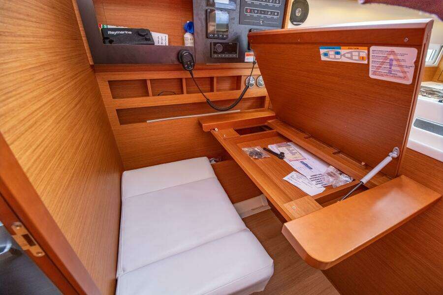 Knot 4 Sail 41ft Jeanneau Yacht For Sale