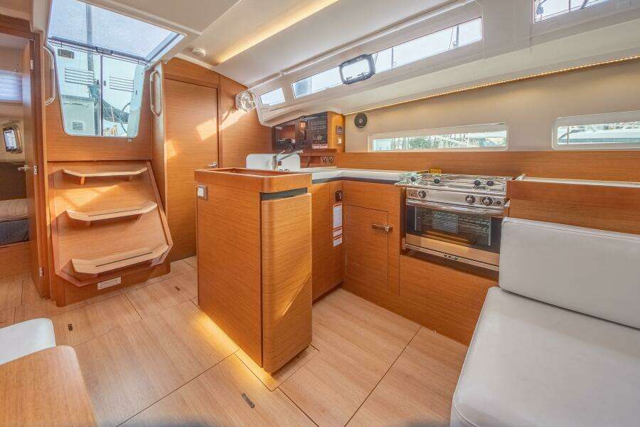 Knot 4 Sail 41ft Jeanneau Yacht For Sale
