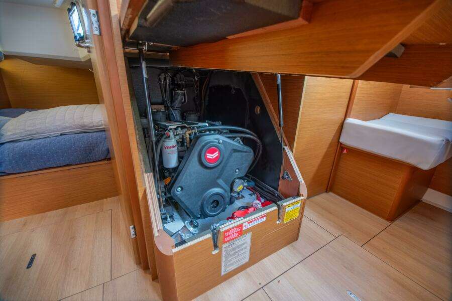 Knot 4 Sail 41ft Jeanneau Yacht For Sale