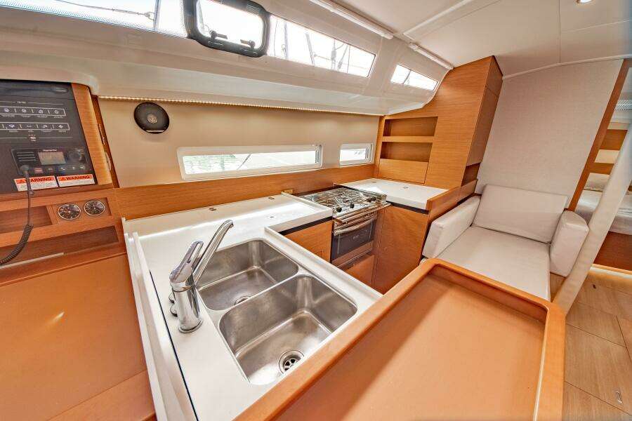 Knot 4 Sail 41ft Jeanneau Yacht For Sale