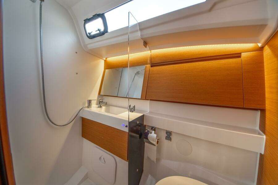 Knot 4 Sail 41ft Jeanneau Yacht For Sale