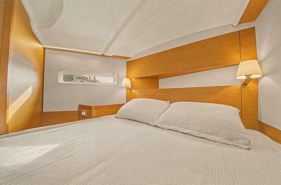 Knot 4 Sail 41ft Jeanneau Yacht For Sale