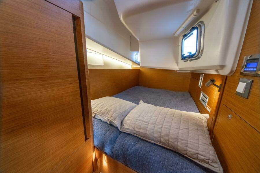 Knot 4 Sail 41ft Jeanneau Yacht For Sale