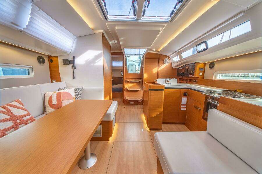 Knot 4 Sail 41ft Jeanneau Yacht For Sale