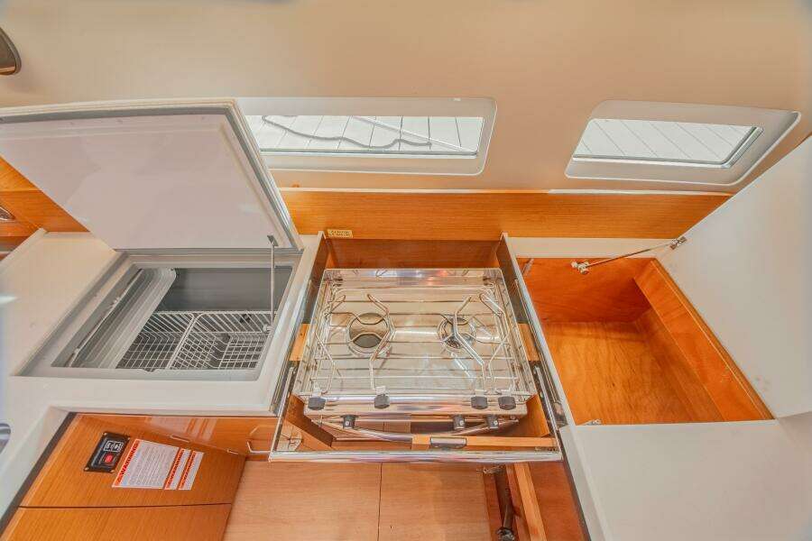 Knot 4 Sail 41ft Jeanneau Yacht For Sale