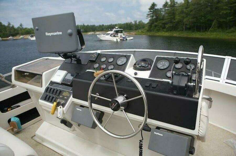39ft Carver Yacht For Sale