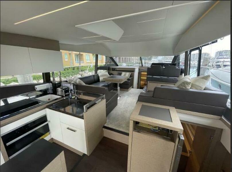 52' 2018 Prestige 520