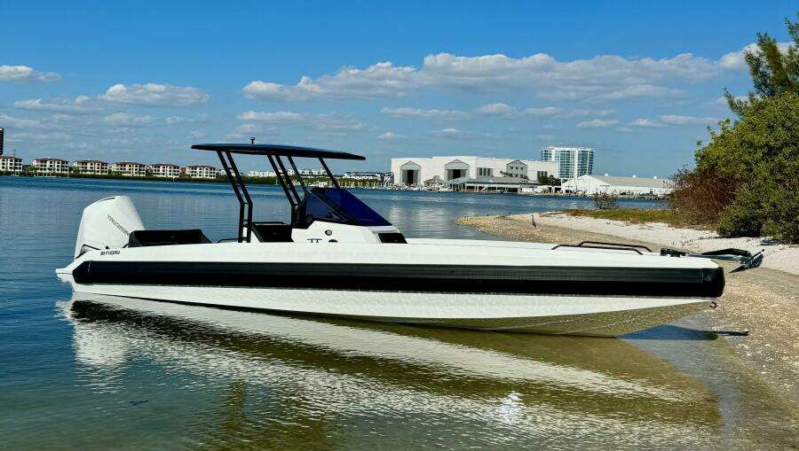 2024 Iron 27 Center Console