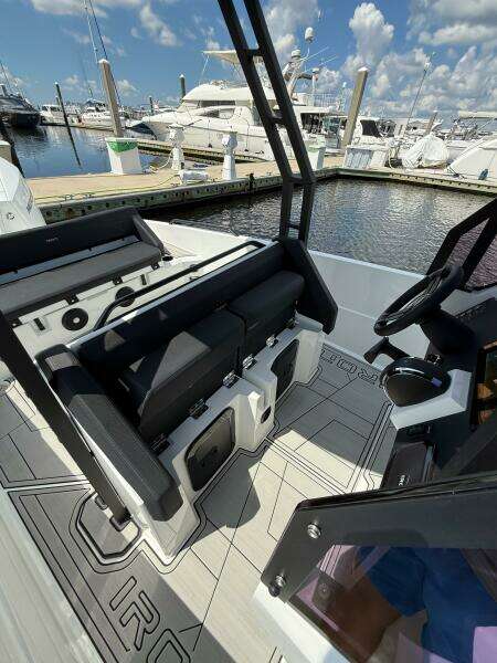 2024 Iron 27 Center Console