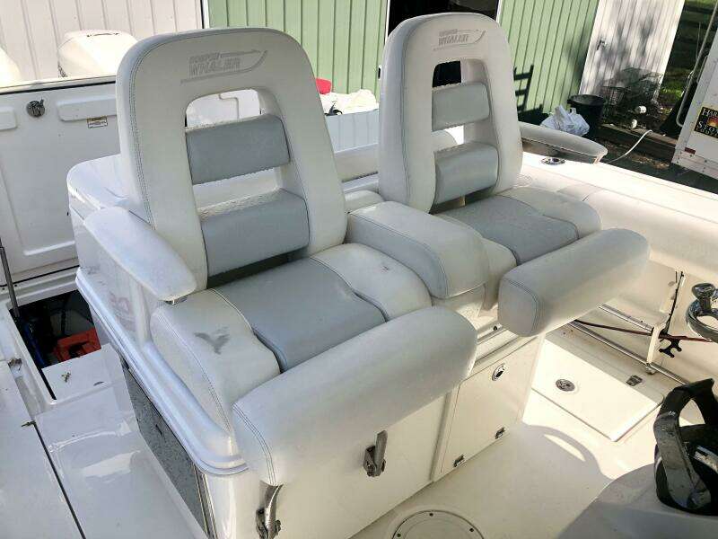 32ft Boston Whaler Yacht For Sale